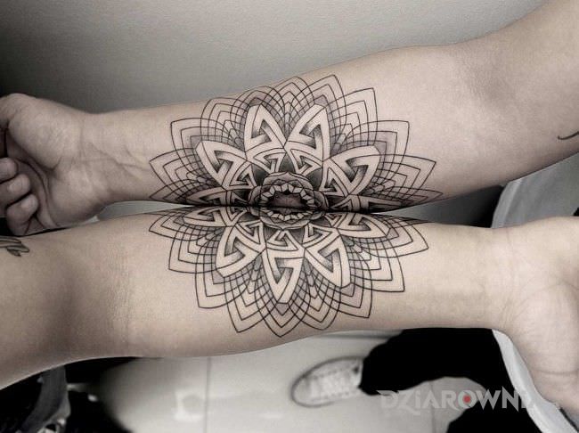 Tatuaż dwie mandale w motywie mandale i stylu geometryczne na przedramieniu