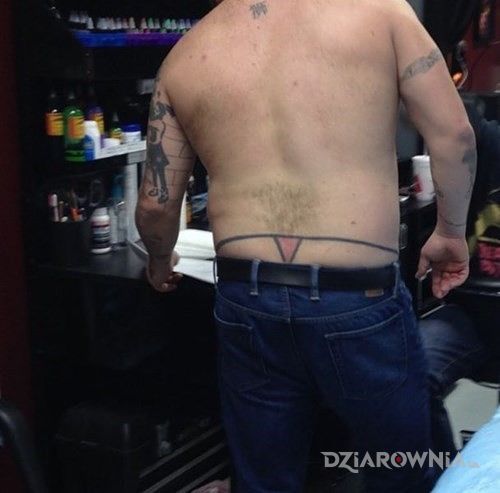 Tatuaż majteczki w motywie pozostałe na plecach