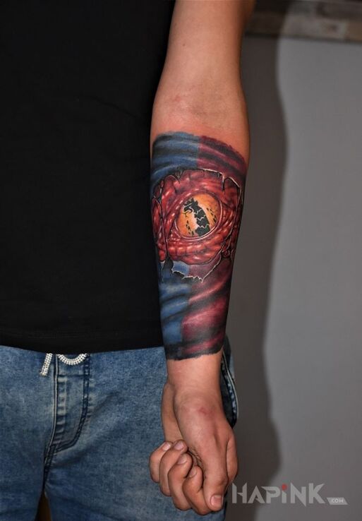 Tattoo 1/4 ręki, pełne wypełnienie in ripped skin motif and graphic / illustrative style on the forearm