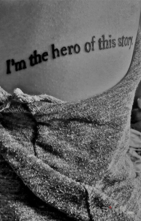 Tattoo Jestem bohaterem in lettering motif and calligraphy style on the ribs