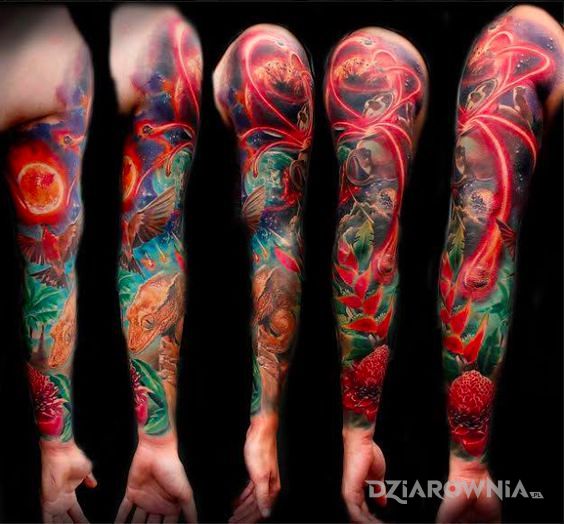 Tatuaż kolory na full w motywie 3D i stylu surrealistyczne na ramieniu