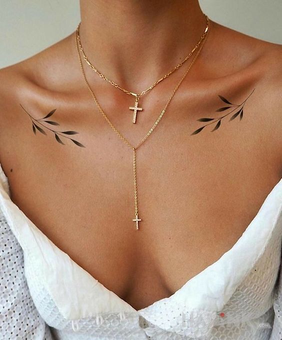 Tattoo Dwie gałązki in other motif and minimalistic style on the collarbone