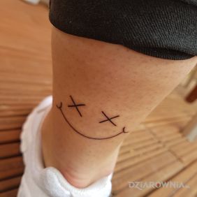 Tatuaż Usmiech na nodze motyw: pozostałe styl: minimalistyczne