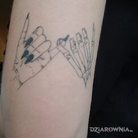 Tatuaż Palce na ramieniu motyw: pozostałe styl: kontury / linework