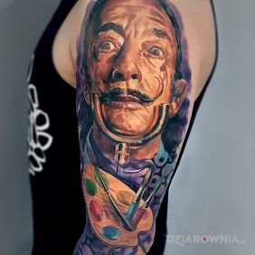 Tatuaż Salvador Dali, kolorowy portret na ramieniu motyw: twarze styl: realistyczne