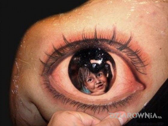 Tatuaż realistyczne oko w motywie 3D na łopatkach