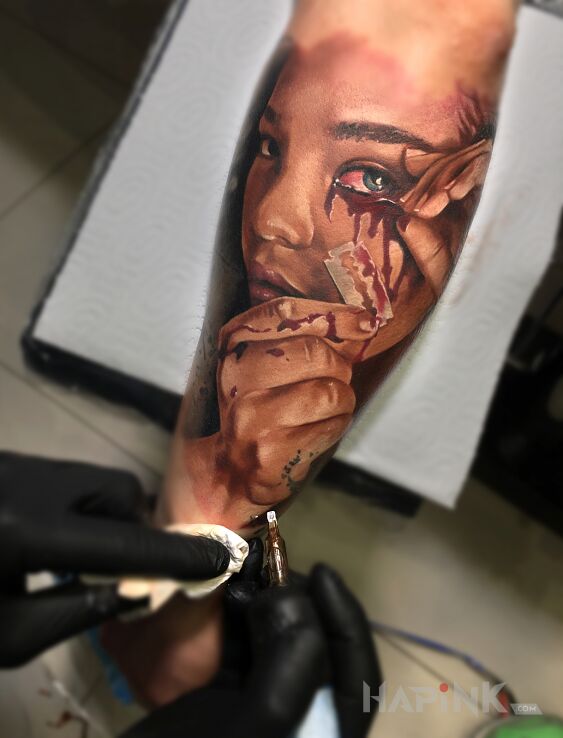 Tattoo Kolorowa twarz z żyletką in faces motif and realistic style on the forearm