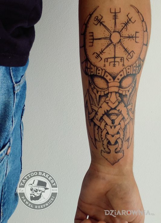 Tatuaż wiking w motywie czarno-szare i stylu graficzne / ilustracyjne na przedramieniu