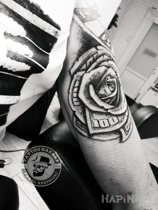 Tattoo Róża in black and gray motif and graphic / illustrative style on the upper arm