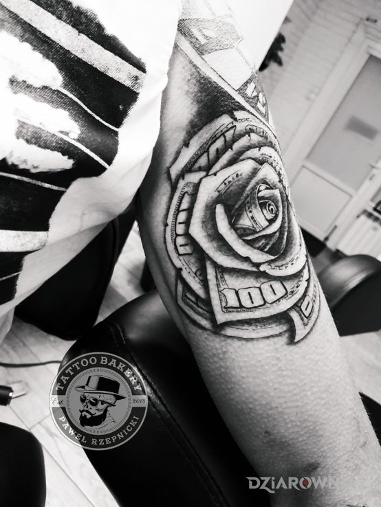 Tatuaż róża w motywie kwiaty i stylu graficzne / ilustracyjne na ramieniu