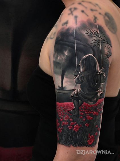 Tatuaż dziewczynka pośród czerwonych maków w motywie czarno-szare i stylu realistyczne na ramieniu