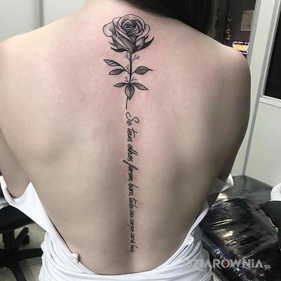 Tatuaż róża z cytatem w motywie czarno-szare i stylu graficzne / ilustracyjne na plecach