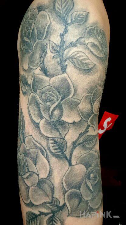 Tattoo Róże in flowers motif and graphic / illustrative style on the upper arm
