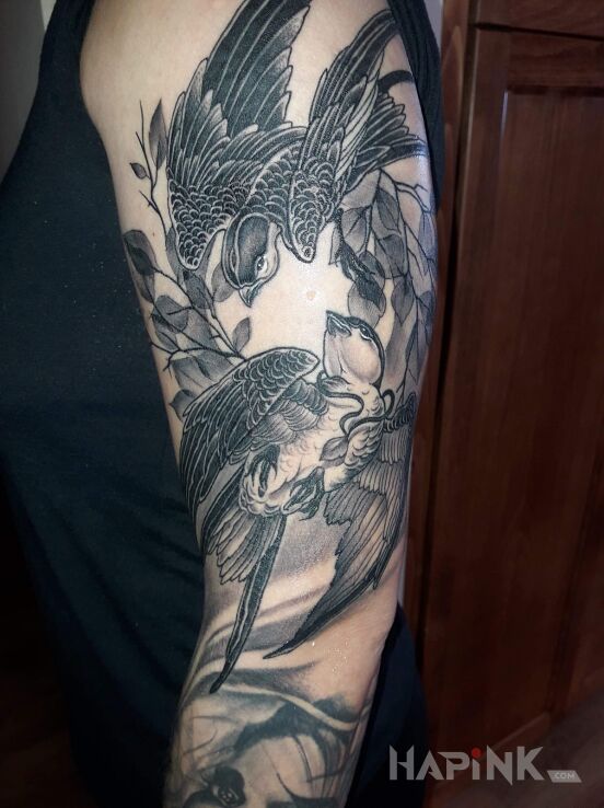Tattoo Jaskółki in animals motif and graphic / illustrative style on the upper arm