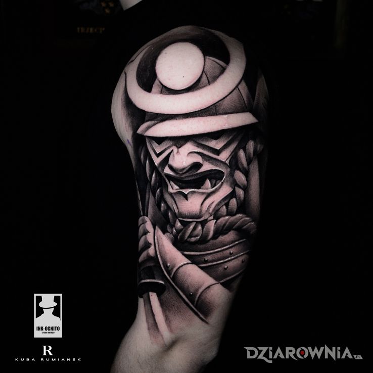 Tatuaż samuraj w motywie czarno-szare i stylu graficzne / ilustracyjne na ramieniu