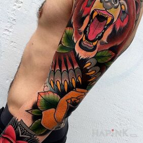 Tattoo Bear on the upper arm motif: animals style: newschool