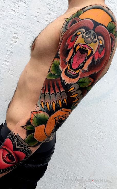 Tatuaż niedźwiadek w motywie kolorowe i stylu newschool na przedramieniu