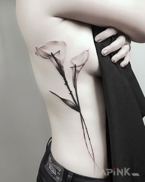 Tattoo Łagodne kwiaty in flowers motif and graphic / illustrative style on the ribs