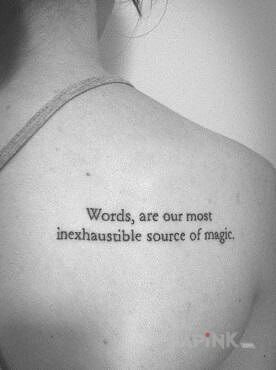 Tattoo Najwieksze zrodlo magii in lettering motif on the shoulder blades