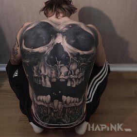 Tattoo Czacha on the back motif: skulls