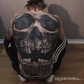 Tatuaż Czacha na plecach motyw: czaszki