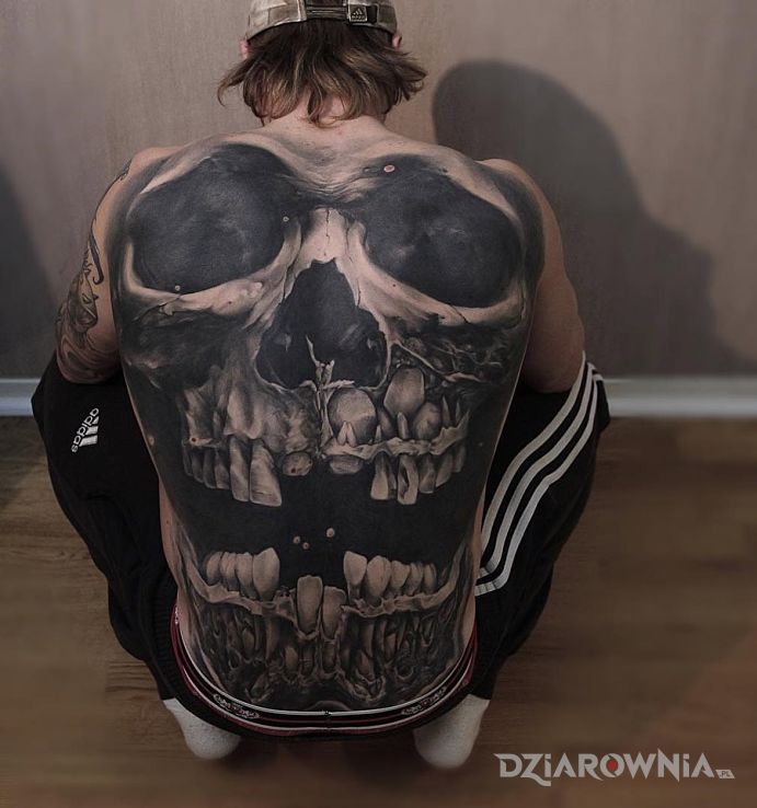 Tatuaż czacha w motywie czaszki na plecach