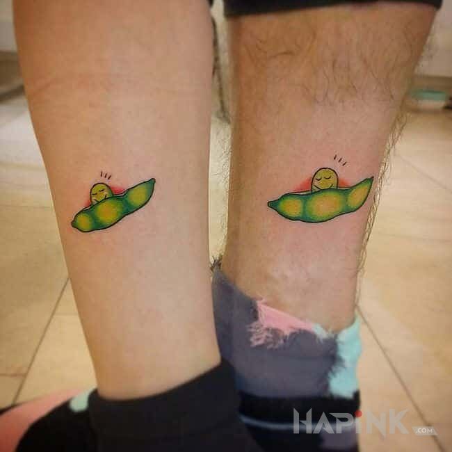 Tattoo Groszki in Love motif and graphic / illustrative style on the leg