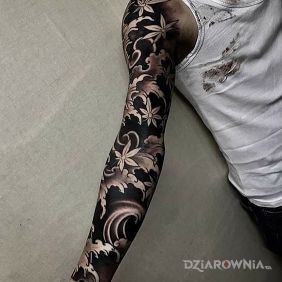 Tatuaż Kwiaty wiśni na wietrze na ramieniu motyw: czarno-szare styl: japońskie / irezumi