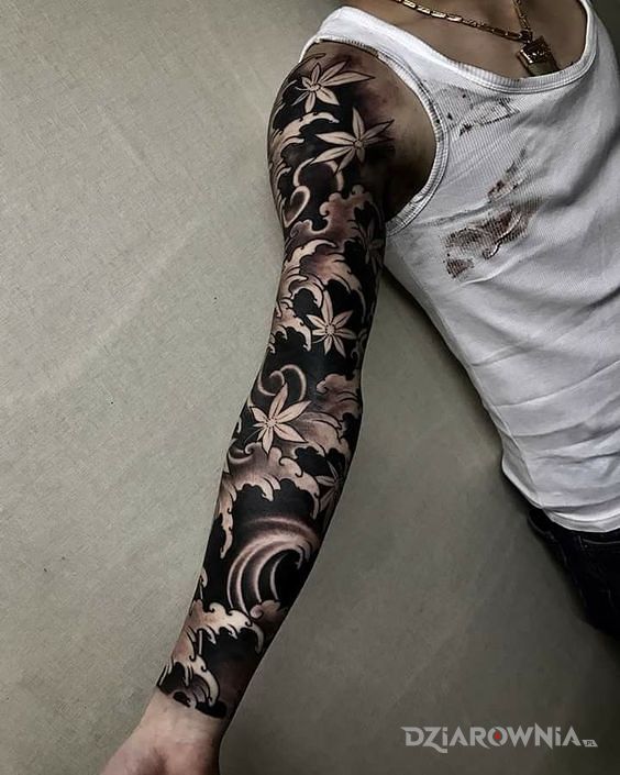 Tatuaż kwiaty wiśni na wietrze w motywie rękawy i stylu japońskie / irezumi na ramieniu