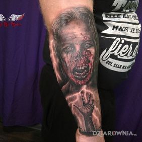 Tatuaż Zombie :-) na przedramieniu motyw: czarno-szare styl: realistyczne