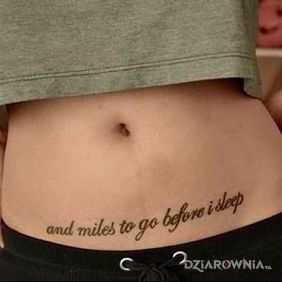 Tatuaż And miles to go before i sleep na brzuchu motyw: napisy