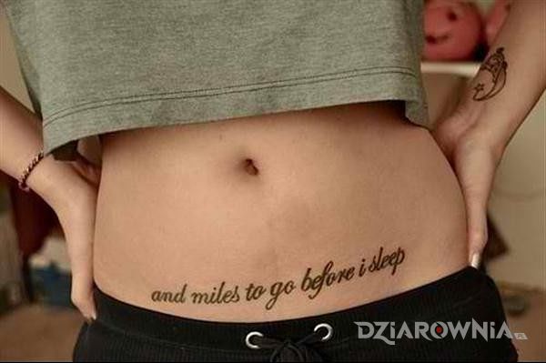 Tatuaż and miles to go before i sleep w motywie napisy na brzuchu