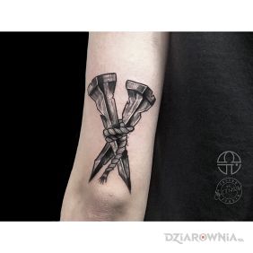 Tatuaż Bolesne gwoździe na ramieniu motyw: czarno-szare styl: graficzne / ilustracyjne