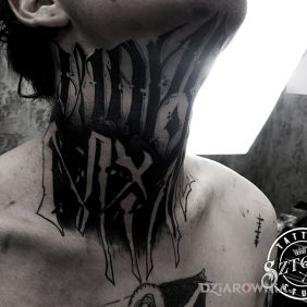 Tatuaż Tatuaż dla odważnych na szyi motyw: criminal lettering styl: blackwork / blackout