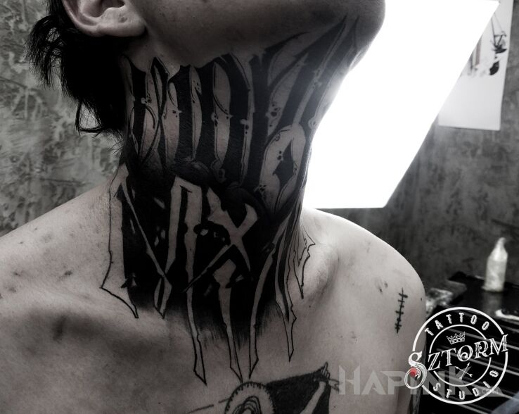 Tattoo Tatuaż dla odważnych in criminal lettering motif and blackwork / blackout style on the neck