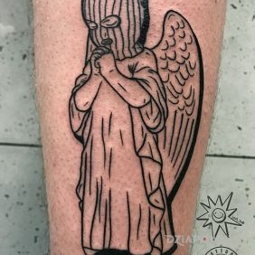 Tatuaż Angel on the street. na łydce motyw: czarno-szare styl: ignorant