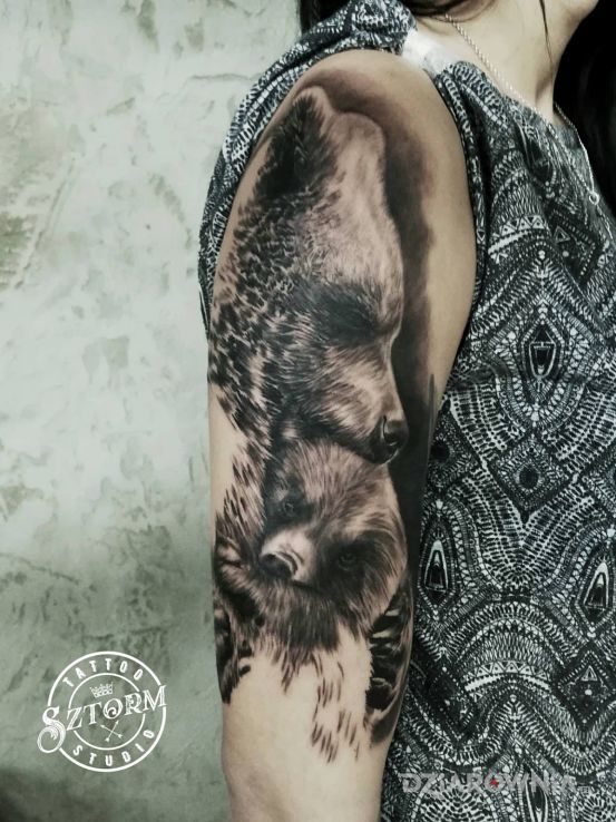 Tatuaż niedźwiedź i miś w motywie czarno-szare i stylu realistyczne na ramieniu