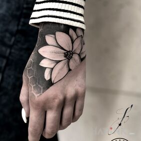 Tattoo Tattoo with a cool vibe on the hand motif: black and gray style: graphic / illustrative
