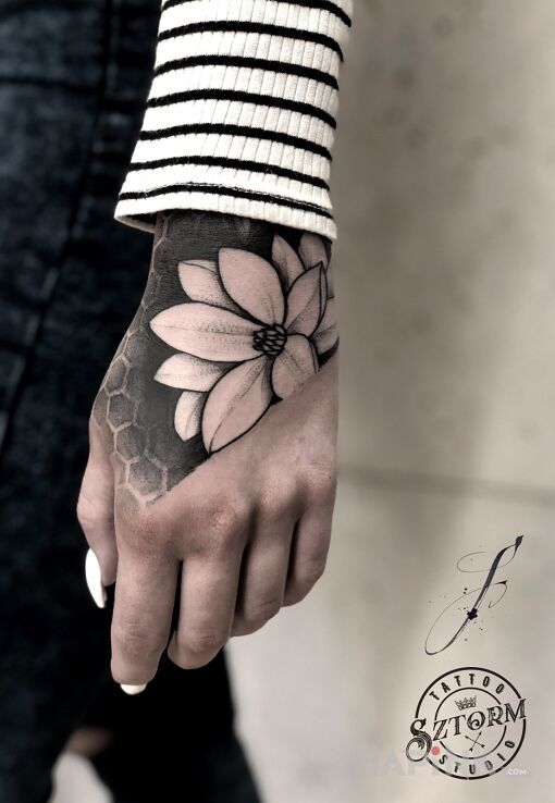Tattoo Tatuaż z fajnym klimatem in flowers motif and graphic / illustrative style on the hand
