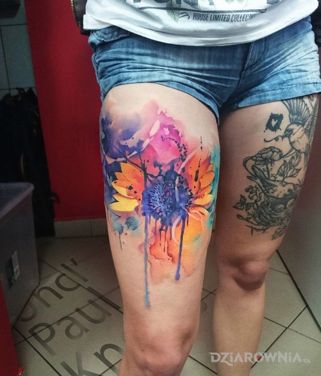 Tatuaż słonecznik w motywie kolorowe i stylu watercolor na nodze