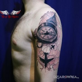 Tatuaż Podróżniczy klasyk :-) na ramieniu motyw: czarno-szare styl: realistyczne