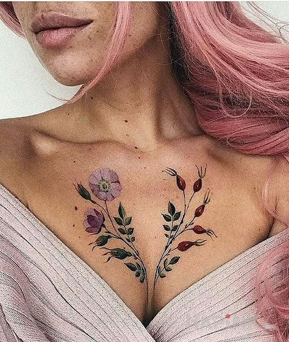 Tattoo Idealnie wkomponowane kwiaty in flowers motif and realistic style on the breast
