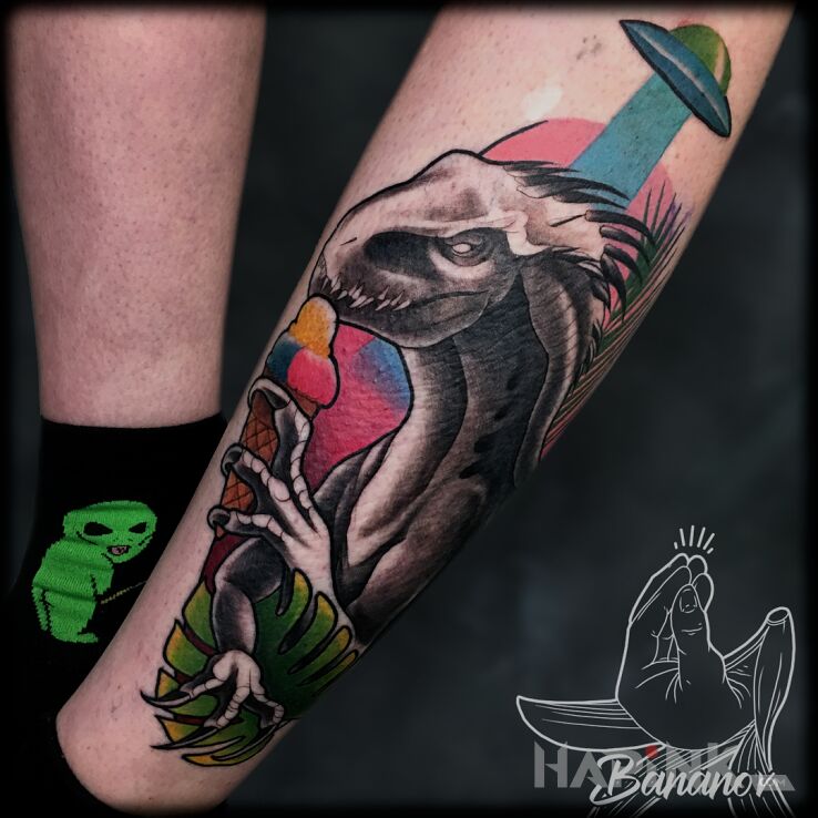 Tattoo Dinozaur na lodach in dragons motif and newschool style on the calf