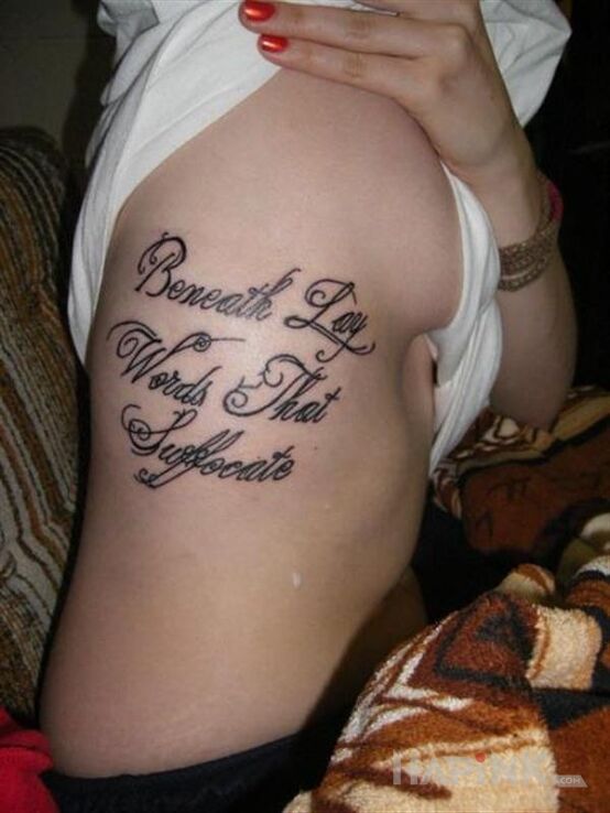 Tattoo Napis na żeberkach in lettering motif on the ribs