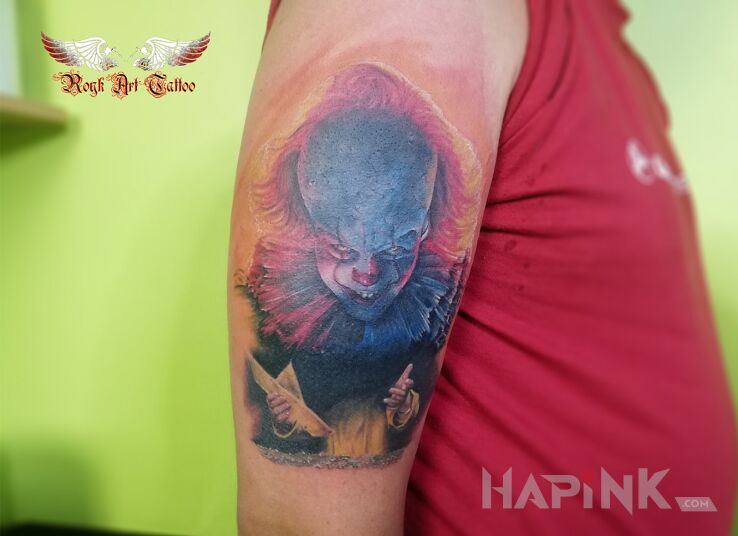 Tattoo Horrorowy klimacik. TO! in faces motif and realistic style on the upper arm
