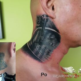 Tatuaż Muzyczny coverek na szyi motyw: cover up styl: realistyczne