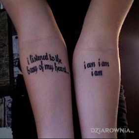 Tatuaż I am, I am, I am na przedramieniu motyw: napisy
