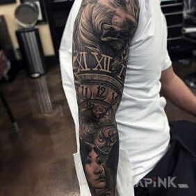 Tattoo Lion on the shoulder on the forearm motif: 3D style: realistic