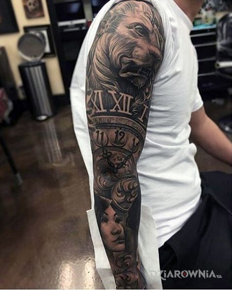Tatuaż lew na ramieniu w motywie 3D i stylu realistyczne na przedramieniu