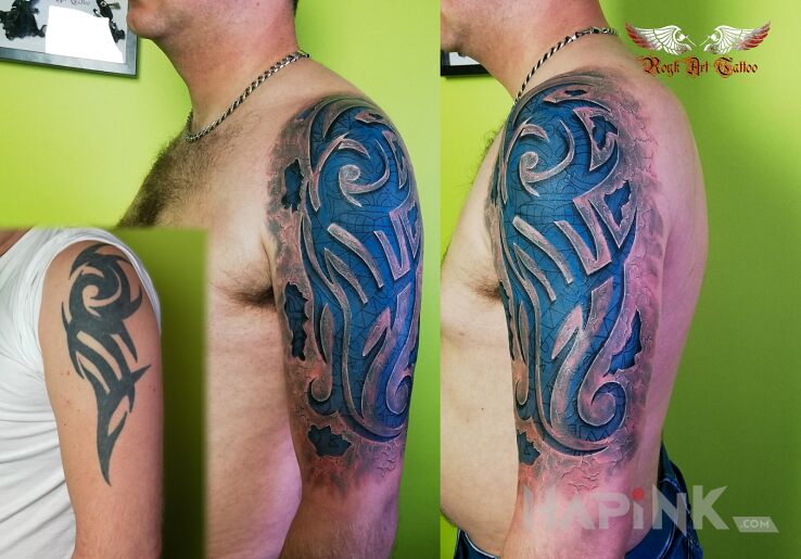 Tattoo Przeróbka starego Tribala in ripped skin motif and tribal style on the upper arm